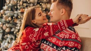 Pareja con pijamas de Navidad