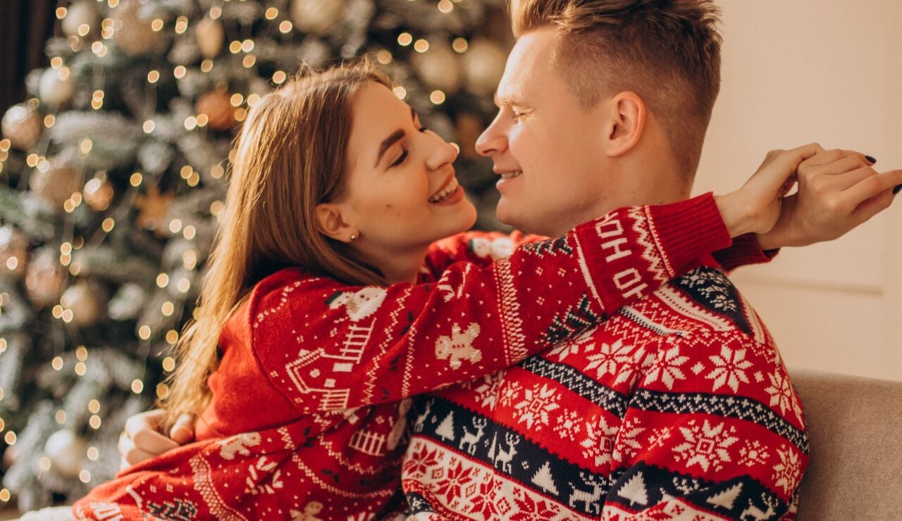 Pareja con pijamas de Navidad