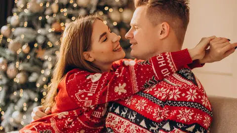 Pareja con pijamas de Navidad Pareja con pijamas de Navidad