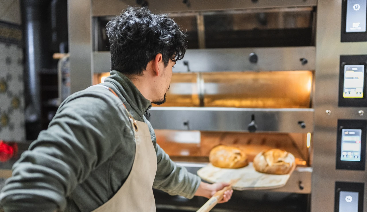 Panadero haciendo pan