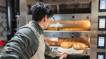 Panadero haciendo pan