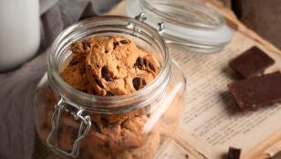 Galletas dentro de un bote de cristal