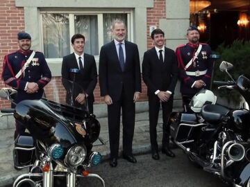 La broma de Álex y Marc Márquez junto a Felipe VI con los motoristas de la Guardia Real: "¡Buen cacharro!"
