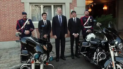 La broma de Álex y Marc Márquez junto a Felipe VI con los motoristas de la Guardia Real: "¡Buen cacharro!" La broma de Álex y Marc Márquez junto a Felipe VI con los motoristas de la Guardia Real: "¡Buen cacharro!"