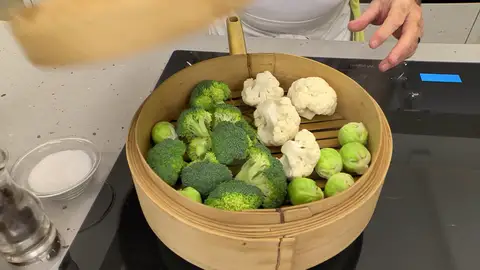 Tapa la vaporera y ponla sobre la sartén Tapa la vaporera y ponla sobre la sartén