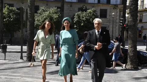Alberto Cortina y Elena Cué con su hija, Alejandra, en la boda de Carlos Cortina y Carla Vega Penichet en 2021 Alberto Cortina y Elena Cué con su hija, Alejandra, en la boda de Carlos Cortina y Carla Vega Penichet en 2021