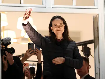 La líder opositora venezolana, María Corina Machado, saluda desde un balcón del Grand Hotel de Oslo, Noruega La líder opositora venezolana, María Corina Machado, saluda desde un balcón del Grand Hotel de Oslo, Noruega