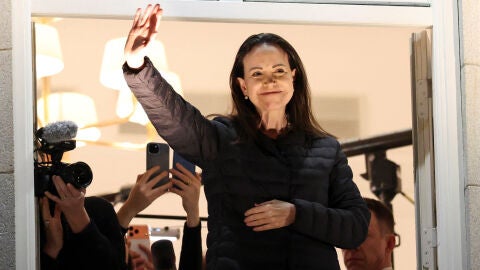 La l&iacute;der opositora venezolana, Mar&iacute;a Corina Machado, saluda desde un balc&oacute;n del Grand Hotel de Oslo, Noruega