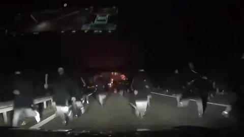 Ultras del Jagiellonia emboscan armados y en plena noche dos autobuses del Rayo Vallecano: hay tres hospitalizados Ultras del Jagiellonia emboscan armados y en plena noche dos autobuses del Rayo Vallecano: hay tres hospitalizados