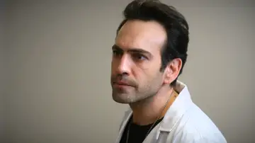 Evren arrincona a Uras en su despacho y lo obliga a enfrentarse a sí mismo: “No eres víctima de nada” Evren arrincona a Uras en su despacho y lo obliga a enfrentarse a sí mismo: “No eres víctima de nada”