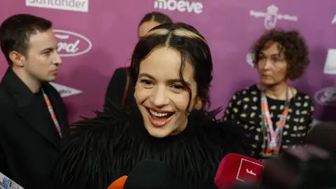Rosalía llega a una gala de premios Rosalía llega a una gala de premios