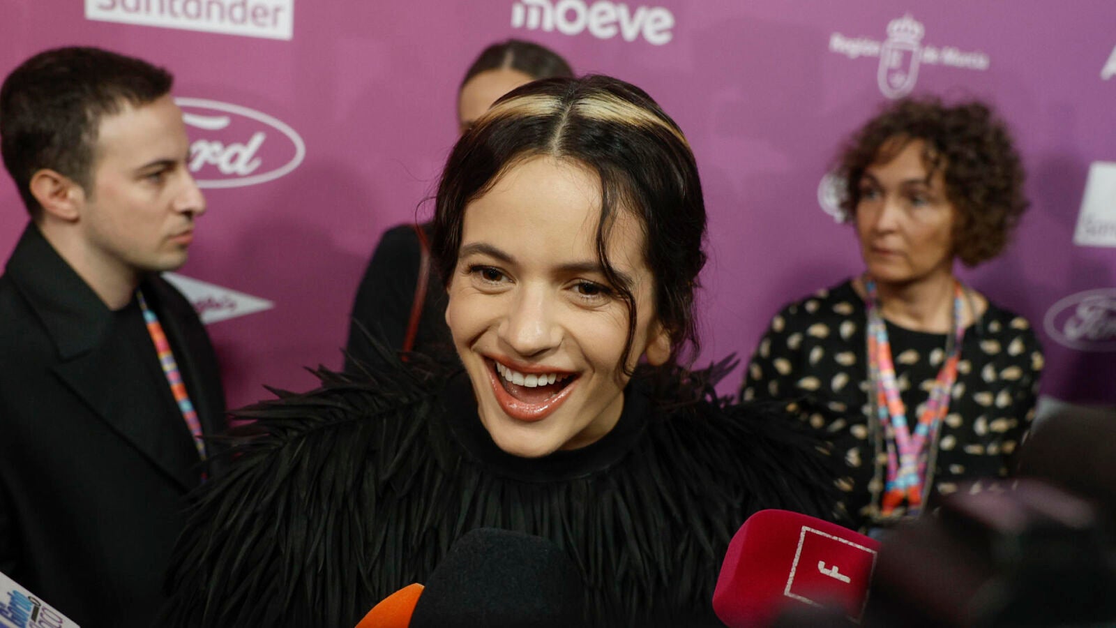 Locura por las entradas de Rosalía: colas infinitas y fans desesperados 