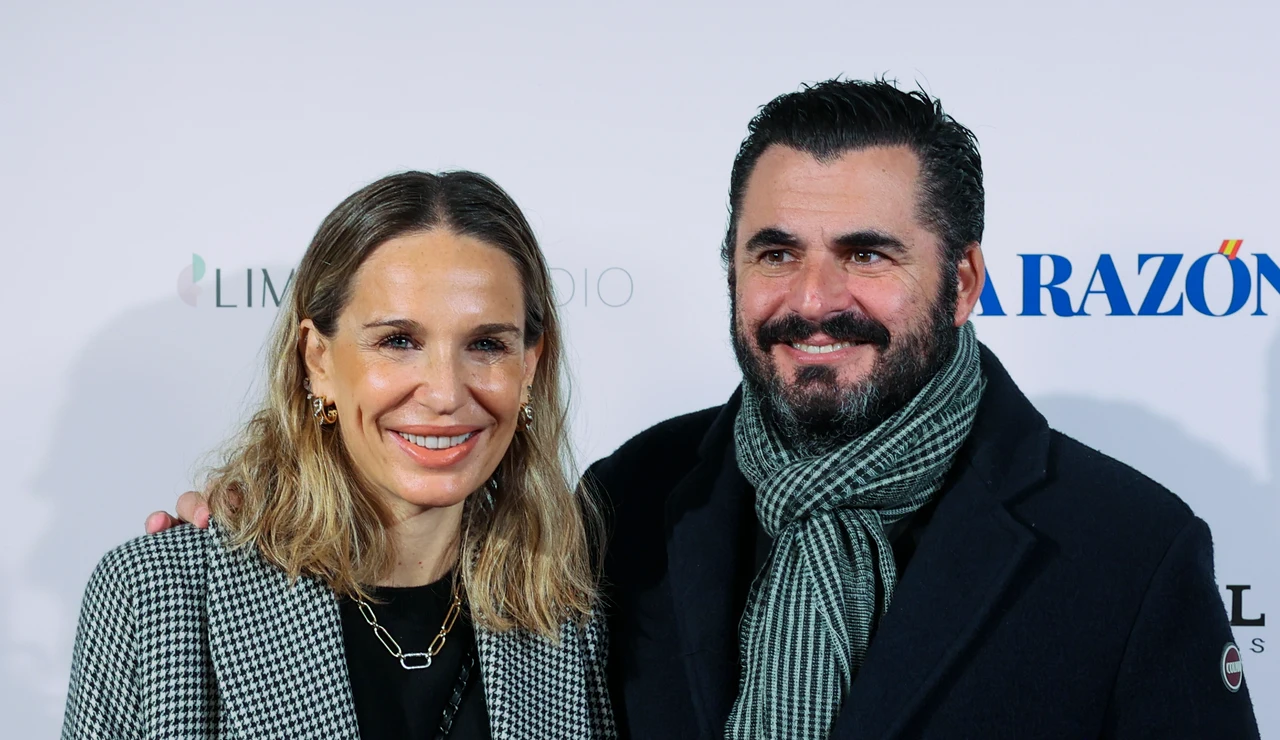 Carola Baleztena y Emiliano Suárez posando para los medios