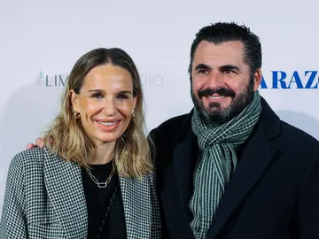 Carola Baleztena y Emiliano Suárez posando para los medios Carola Baleztena y Emiliano Suárez posando para los medios