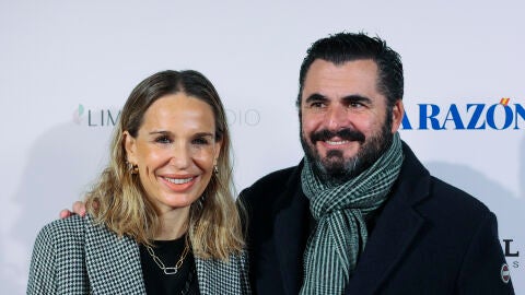 Carola Baleztena y Emiliano Su&aacute;rez posando para los medios