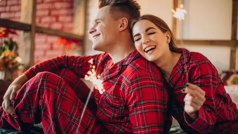 Pareja con pijamas de Navidad Pareja con pijamas de Navidad