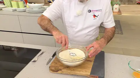 Mezcla el azúcar glas y la almendra molida en un bol grande Mezcla el azúcar glas y la almendra molida en un bol grande