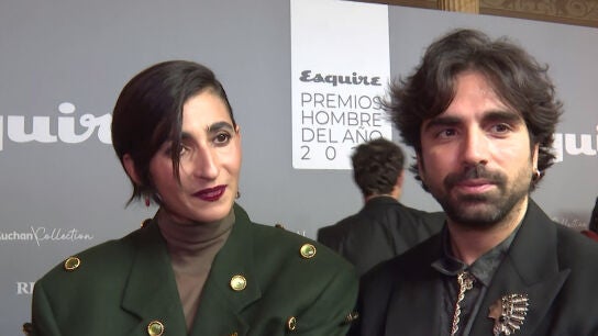 Alba Flores y Guillermo Furiase atendiendo a la prensa