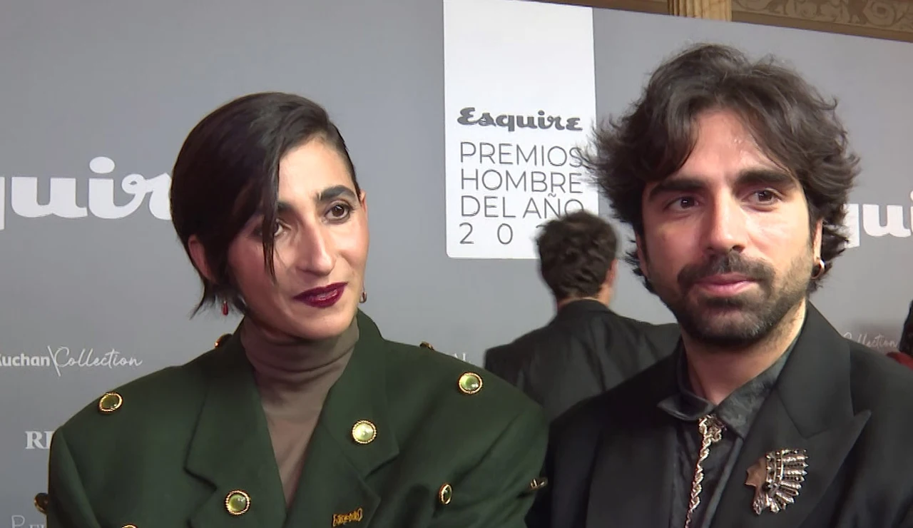 Alba Flores y Guillermo Furiase atendiendo a la prensa