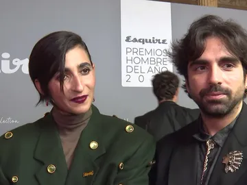 Alba Flores y Guillermo Furiase atendiendo a la prensa Alba Flores y Guillermo Furiase atendiendo a la prensa