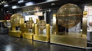 Los bombos y el resto de los elementos del sorteo de la loter&iacute;a de Navidad 2025 ya est&aacute;n en el Teatro Real de Madrid