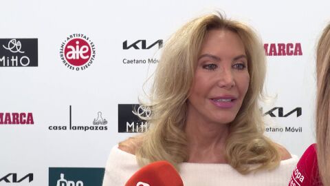 Norma Duval haciendo declaraciones a la prensa