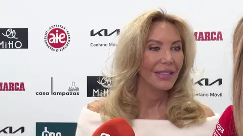 Norma Duval haciendo declaraciones a la prensa Norma Duval haciendo declaraciones a la prensa