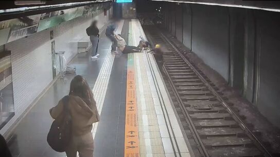 Mossa rescata junto a otros pasajeros a un hombre que cay&oacute; a las v&iacute;as del metro en Barcelona