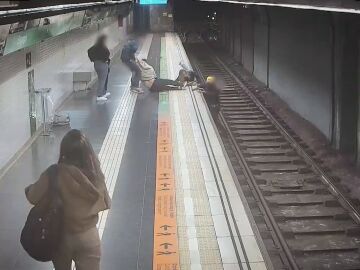 Mossa rescata junto a otros pasajeros a un hombre que cayó a las vías del metro en Barcelona