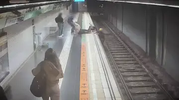 Mossa rescata junto a otros pasajeros a un hombre que cayó a las vías del metro en Barcelona Mossa rescata junto a otros pasajeros a un hombre que cayó a las vías del metro en Barcelona