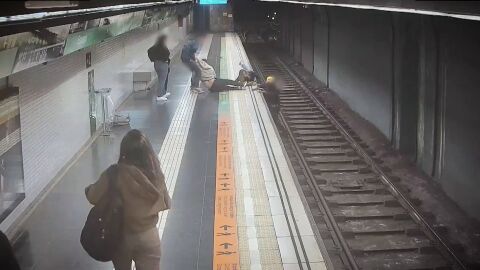 Mossa rescata junto a otros pasajeros a un hombre que cay&oacute; a las v&iacute;as del metro en Barcelona