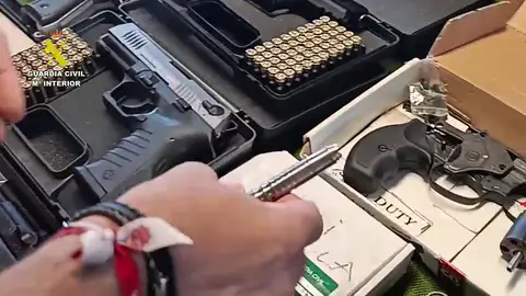 Desarticulada una banda de tráfico de armas en Sevilla y Tenerife que modificaba armas de fuego para venderlas Desarticulada una banda de tráfico de armas en Sevilla y Tenerife que modificaba armas de fuego para venderlas