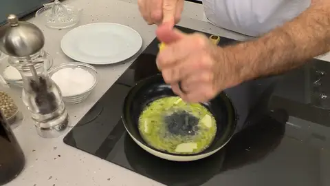 Funde la mantequilla en una sartén, añade el zumo de limón Funde la mantequilla en una sartén, añade el zumo de limón