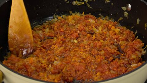 Retira la piel de la sobrasada, trocéala, añádela a la tartera y cocínala