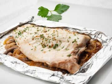 Papillote de lubina con champiñones, de Karlos Arguiñano: "Se hace en muy poco tiempo y mantiene todos los jugos"