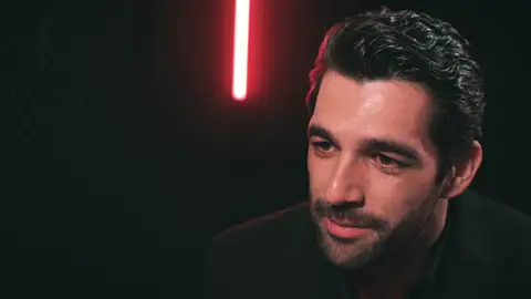 Akin lleva su venganza hasta el límite en Una nueva vida Akin lleva su venganza hasta el límite en Una nueva vida