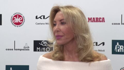 Norma Duval atendiendo a los medios de comunicaci&oacute;n