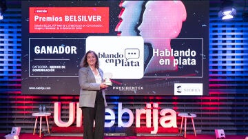 Raquel del Castillo recoge el Premio BELSILVER para 'Hablando en Plata'