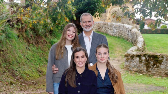 La familia real publica su felicitaci&oacute;n navide&ntilde;a con una imagen in&eacute;dita de su paso por Valdesoto