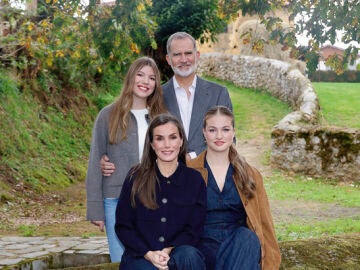 La familia real publica su felicitaci&oacute;n navide&ntilde;a con una imagen in&eacute;dita de su paso por Valdesoto