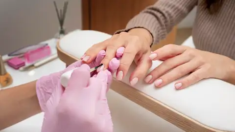Mujer haciéndose las uñas Mujer haciéndose las uñas