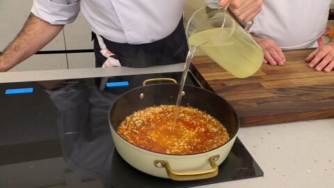 Vierte el caldo poco a poco (en 6-8 veces) y cocina el arroz