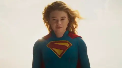 Milly Alcock como Supergirl Milly Alcock como Supergirl