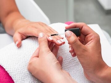 Mujer haci&eacute;ndose las u&ntilde;as