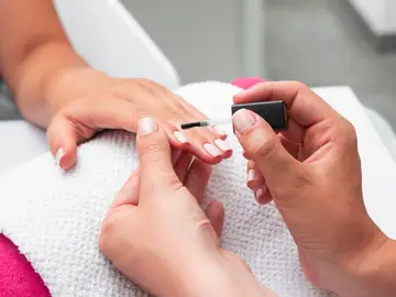Mujer haciéndose las uñas Mujer haciéndose las uñas