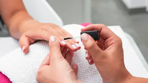 Mujer haciéndose las uñas Mujer haciéndose las uñas