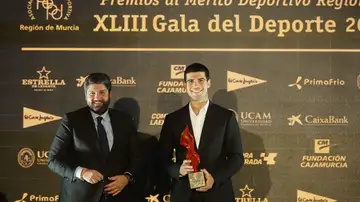 Carlos Alcaraz recoge el premio a mejor deportista de la Región de Murcia Carlos Alcaraz recoge el premio a mejor deportista de la Región de Murcia