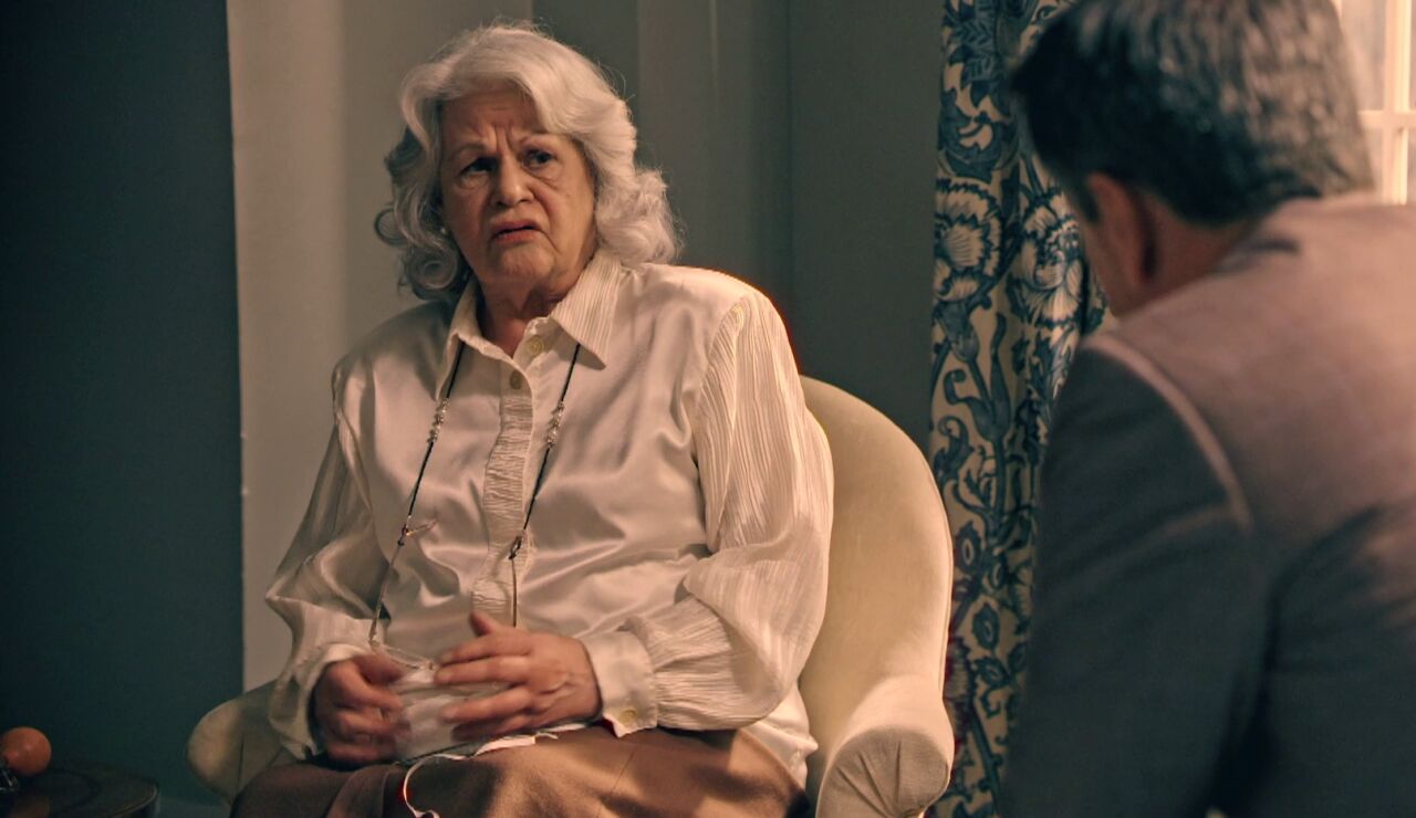 Gabriel tiene un acercamiento con Delia... &iexcl;pero sigue juzg&aacute;ndola!