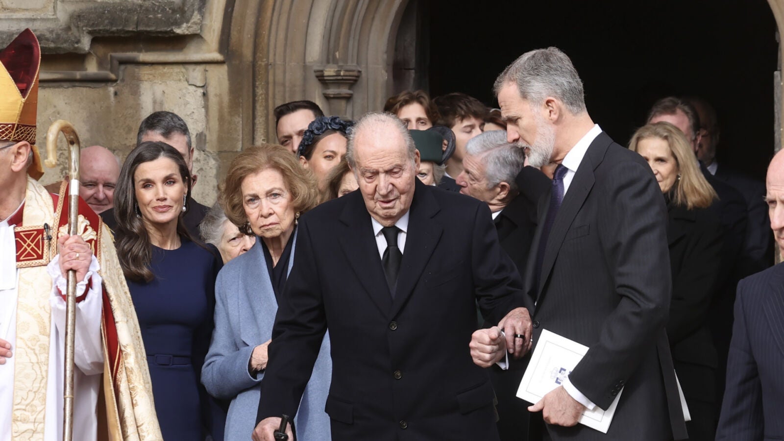 Mientras Felipe y Letizia posan con sus hijas, Juan Carlos y Sofía eligen a sus perritos para la felicitación de Navidad