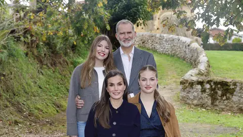 Los reyes, Felipe y Letizia, la princesa Leonor y la infanta Sofía posando para la felicitación navideña de 2025 Los reyes, Felipe y Letizia, la princesa Leonor y la infanta Sofía posando para la felicitación navideña de 2025